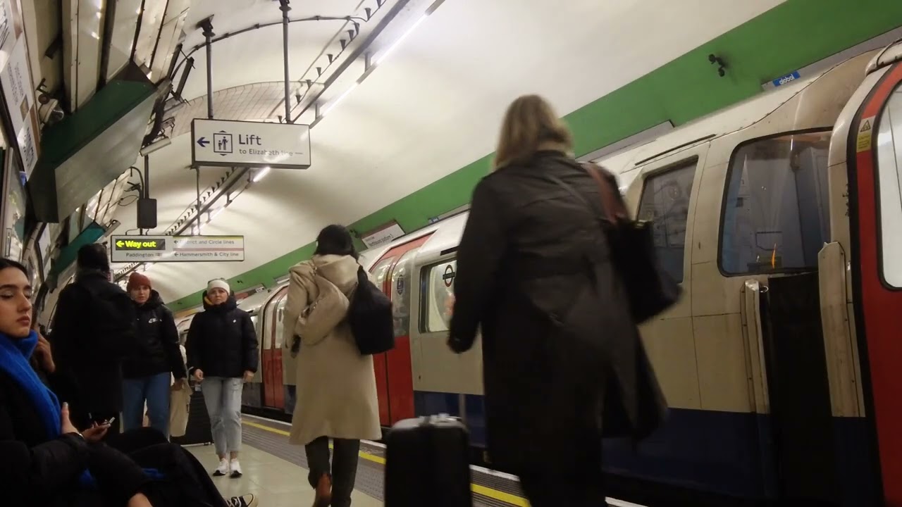 Paddington Underground Station Platform Traffic