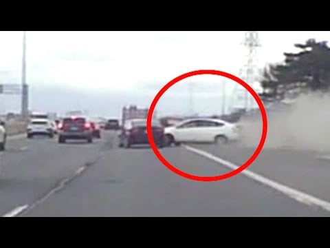 Driver loses control and smashes into traffic on Highway 409 in Toronto